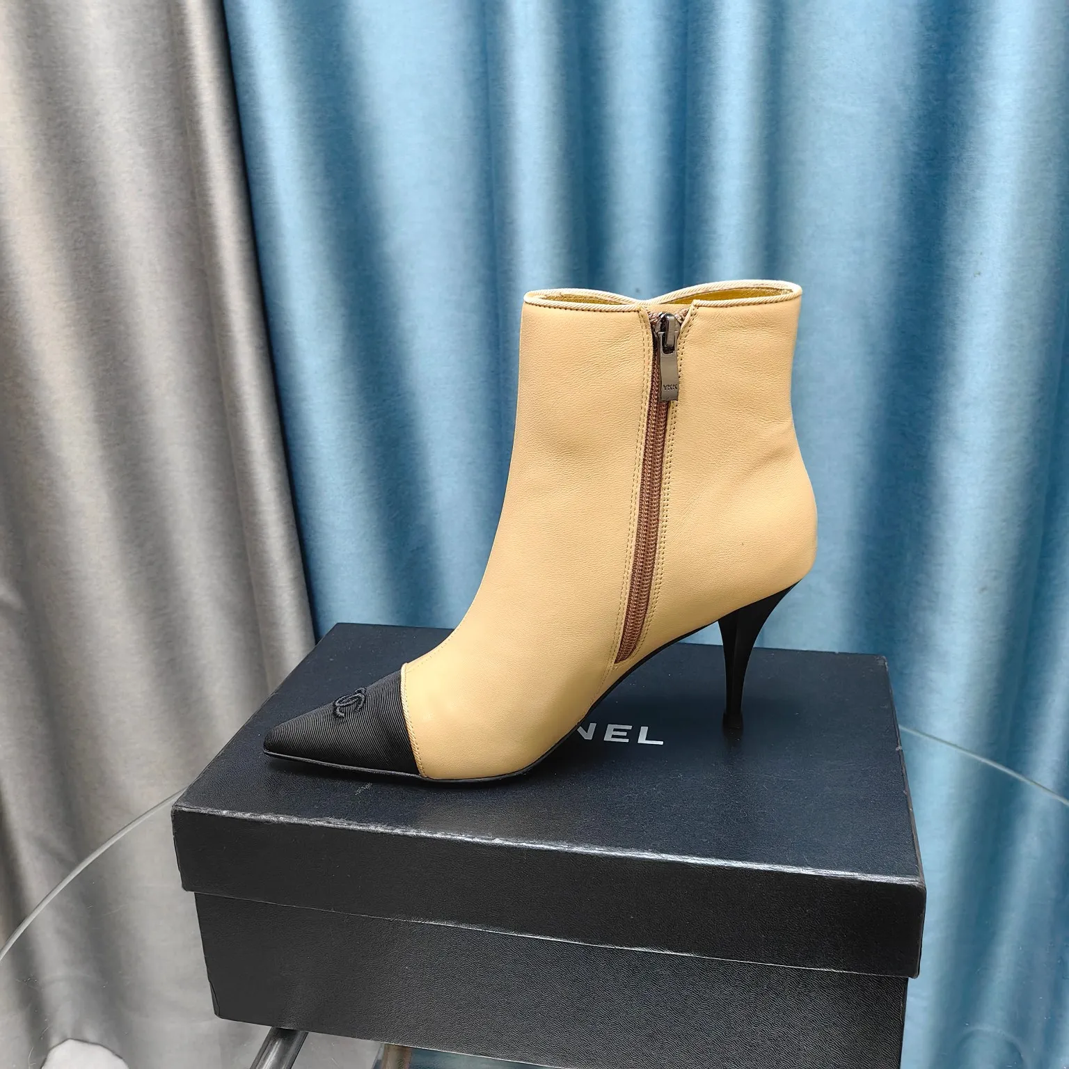 👟👟Ex-factory price 700👟👟Chanel 24B new pointed toe double C embroidered short boots Super handsome shoe shape😎 Cowhide upper, sheepskin lining, genuine leather outsole, 8cm heel height, Size: 35-39, other sizes can be customized